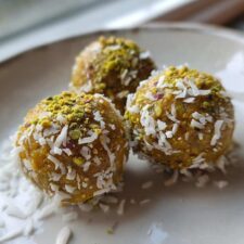 5-Minute New Year Pistachio Date Energy Balls: Irresistible & Healthy