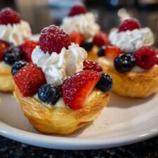 25-Minute Mini Vanilla Berry Cups: Irresistible Bite-Sized Bliss