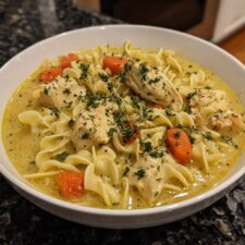 35-Minute Creamy Garlic Chicken Noodle Soup That Heals