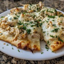 15-Minute Chicken Alfredo Flatbread – Cheesy Comfort Magic